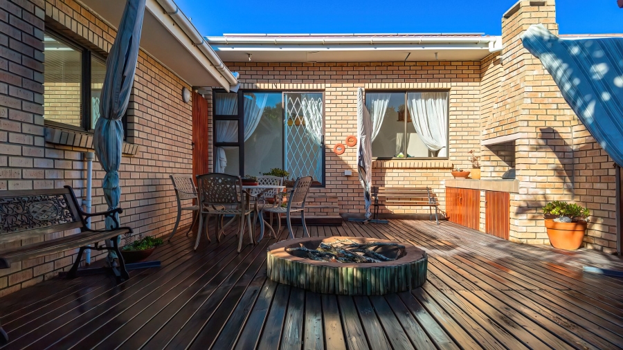 5 Bedroom Property for Sale in Village On Sea Western Cape